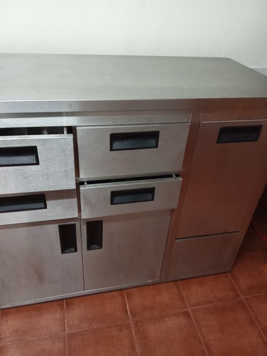 Venda de bancadas em inoxnox e mesas com cadeiras nox