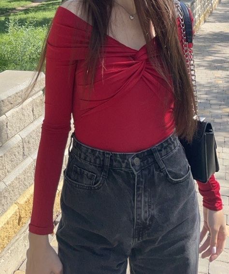 Лонгсліви з відворотом та декоративним вузлом у зоні декольте.