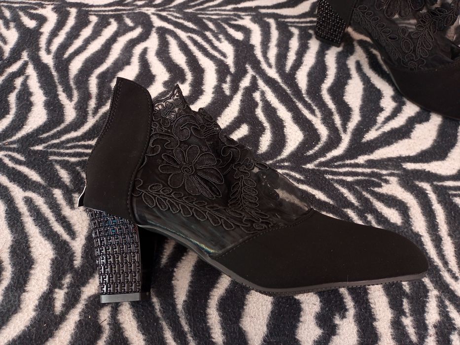 Nowe buty botki z koronka
