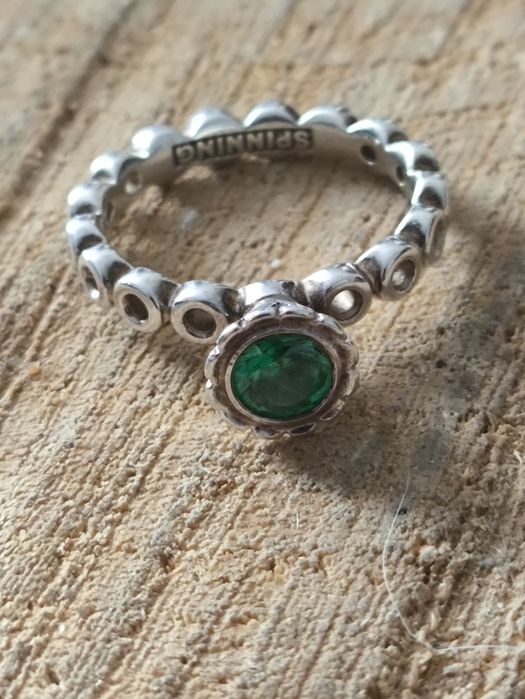 Srebrny pierścionek z zielonym oczkiem spinningowy .H.H.Nygaard.