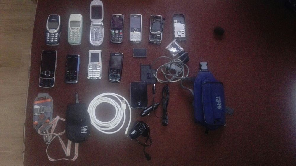 Zestaw telefonów komórkowych