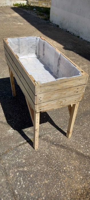 Horta vertical em madeira