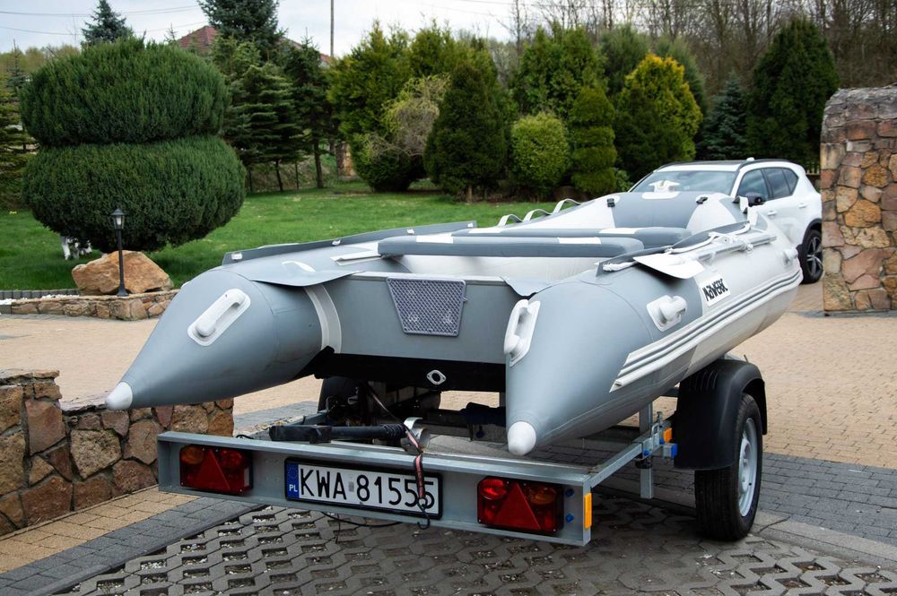 Ponton Maweric  silnikiem i przyczepą