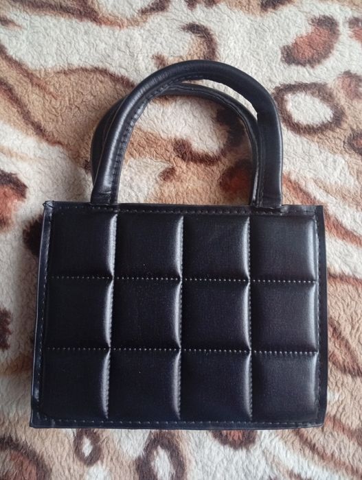 Czarna torebka pikowana, długi pasek