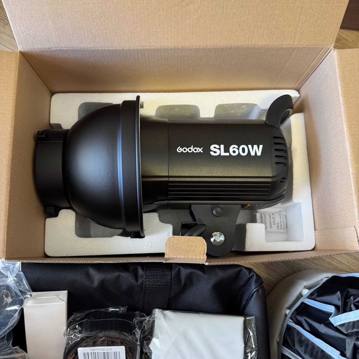 Godox SL-60W CRI 95+ LED, Bowens z AMBITFUL P60 Softbox