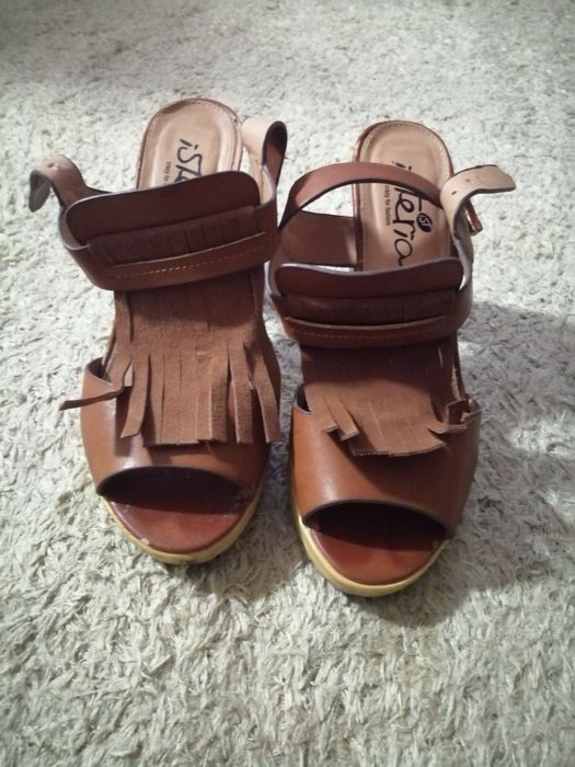 Sandálias com tacão