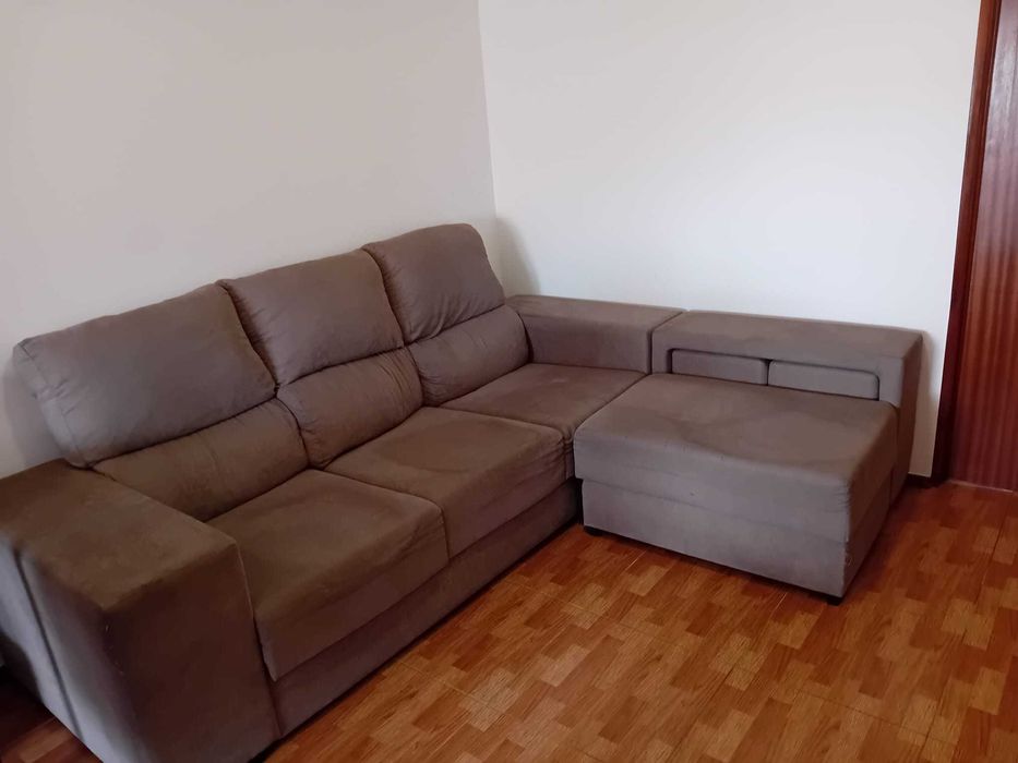 Sofá 3 lugares c/ chaise longue amovível, baú e 2 puffs!!!