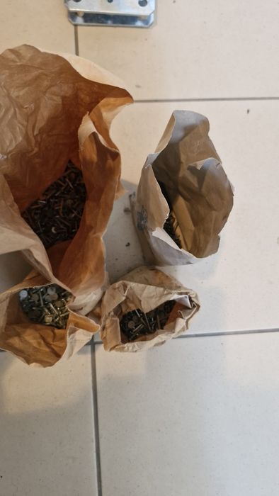 Śruby, kołki, kotwy i inne
