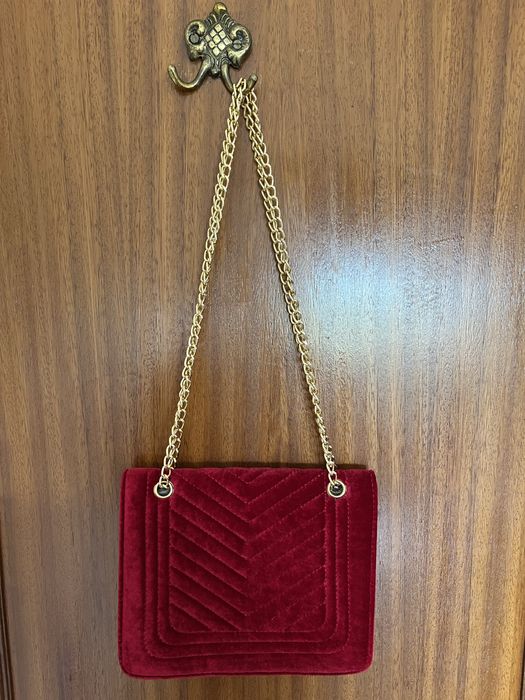 Bolsa vermelha com corrente dourada