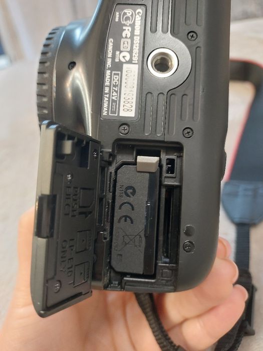 Фотоапарат Canon EOS 1100D