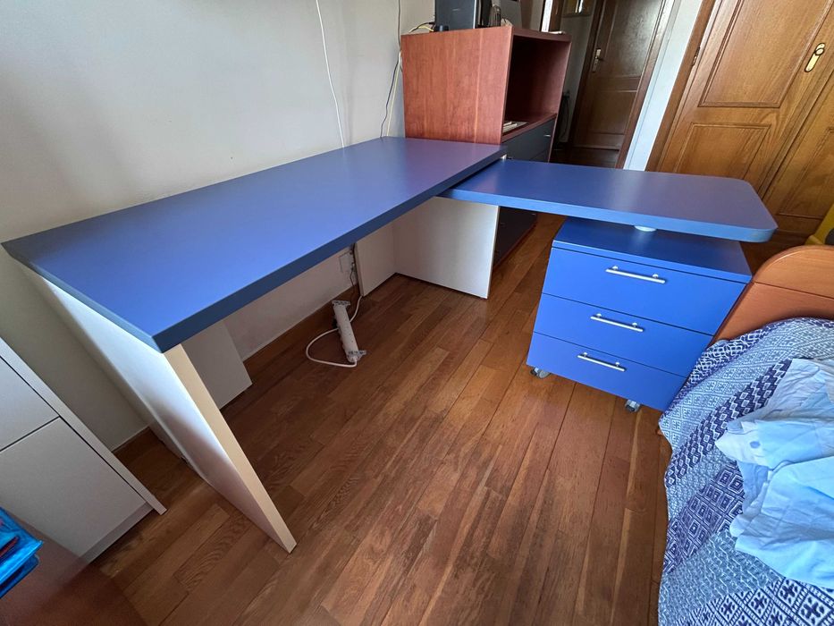 Secretária Interforma extensível, azul e branca, com módulo de 3 gavetas