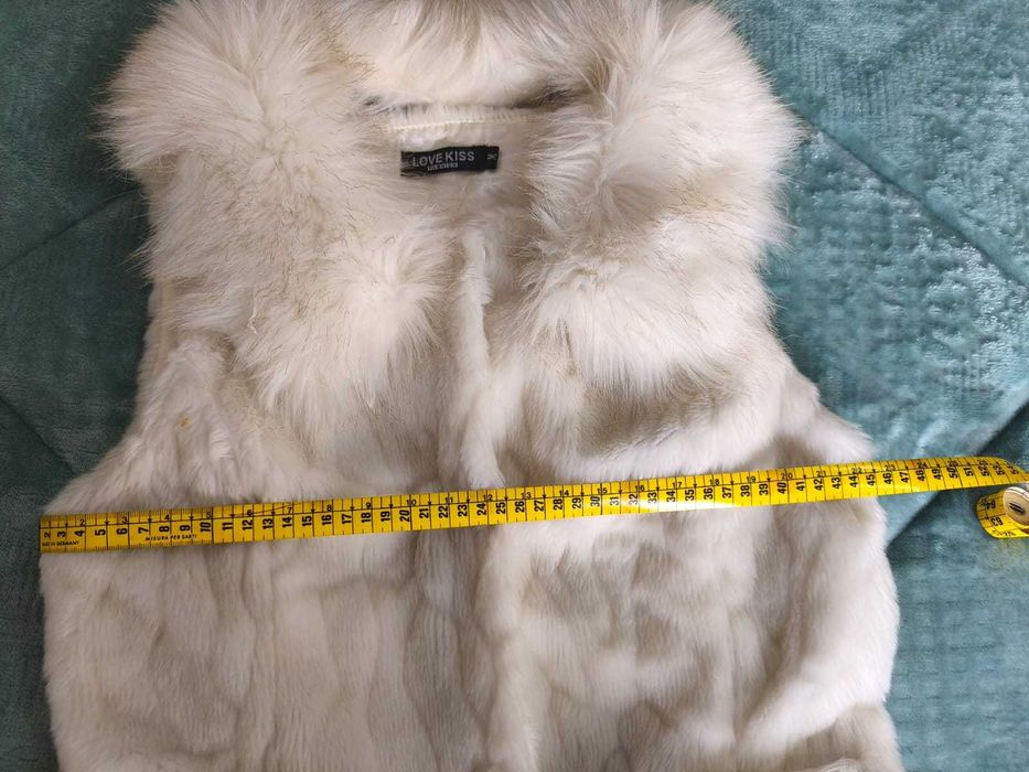 Colete de pelinho com gola amovível