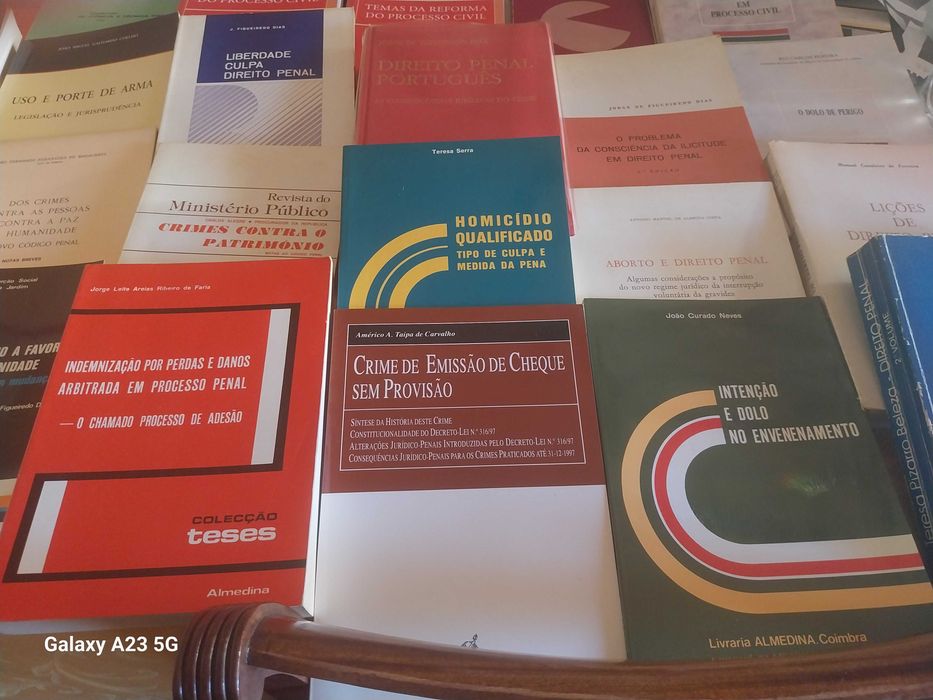 Livros de Direito, como NOVOS, a MUITO BOM PREÇO. Desde