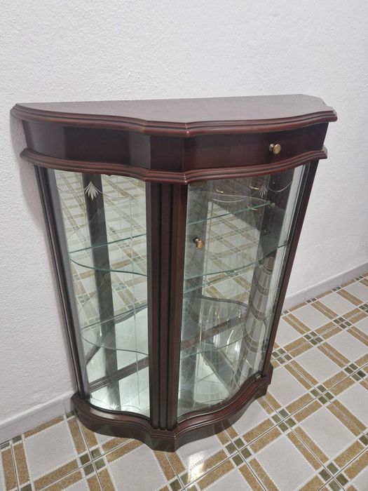 Vitrine em madeira clássica