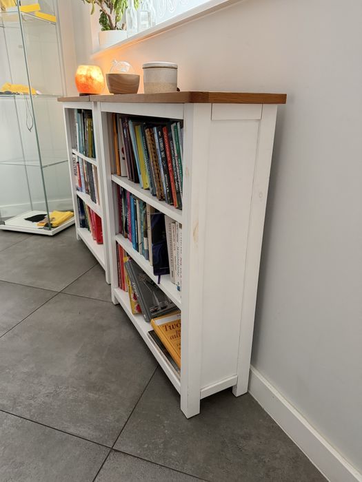 Szafki / regały na książki białe z drewnianym blatem – 2 szt.