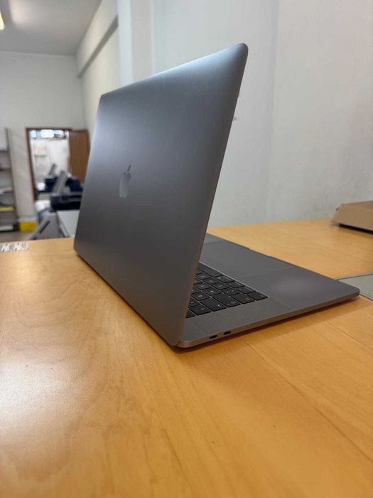 MacBook Pro 2017 15"64738736951939123