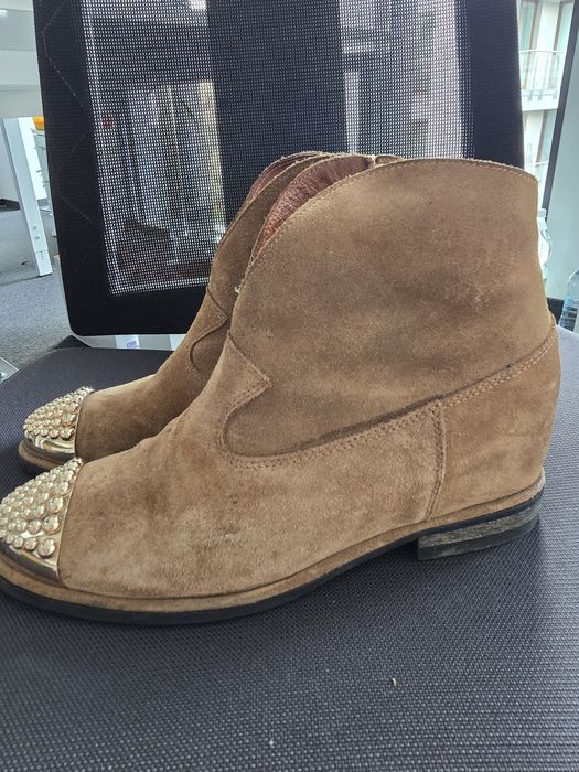 Botki buty Carinii skórzane zamszowe kamel złote noski czubki
Buty sa