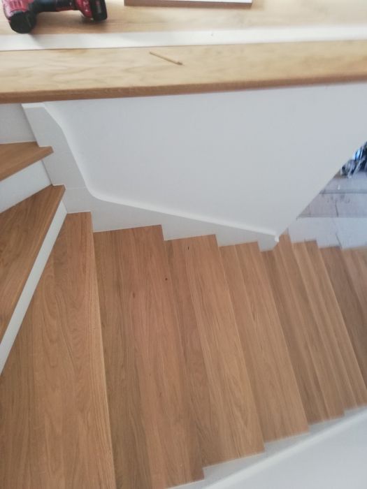 Schody dębowe białe podstopnie