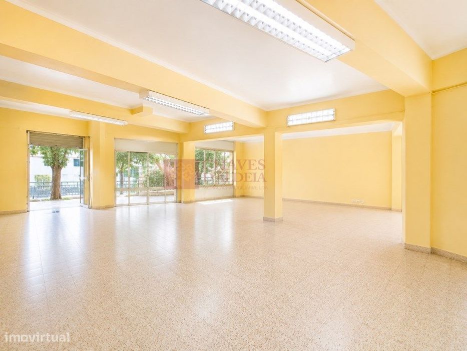 Póvoa De Santo Adrião - Shop for Rent, 180 m²