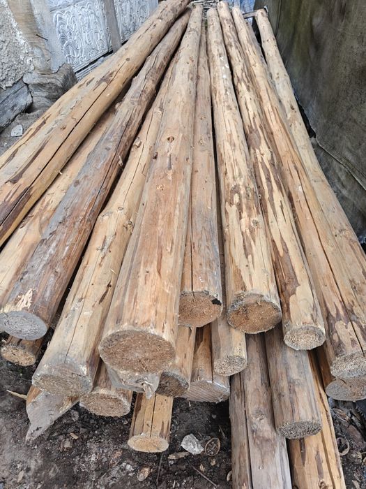 Продам стовпчики 3м  дерев'яні сухі