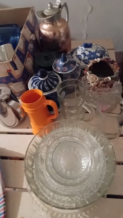 Loiças e  generos, loiças  tudo em bom estado