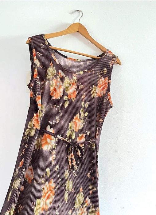 Vestido Florido - Fundo Lilás Escuro, Tecido Leve e Esticável