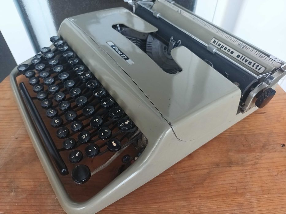 Máquina de escrever Olivetti Pluma 22