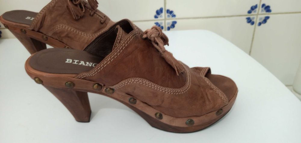 Vendo sandálias em pele em tom castanho com tacão em madeira 20€