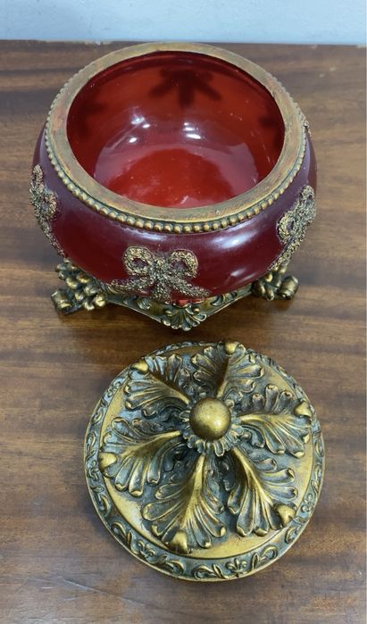 Invulgar bomboneira.