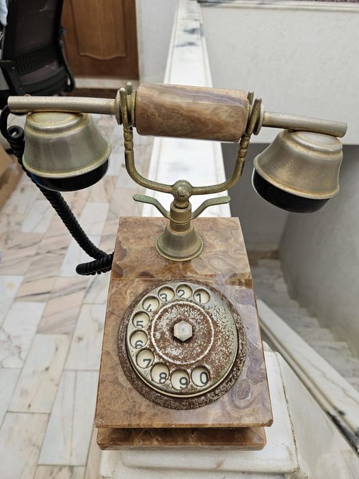 Telefone muito antigo em mármore
