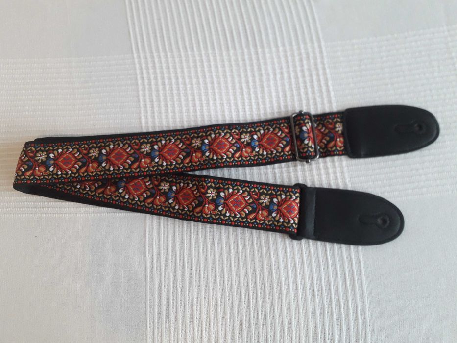 Haftowany, czerwony pasek do gitary, ukulele