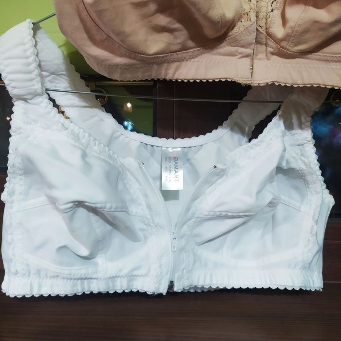 Бюстгалтеры разные, без косточек, застёжка спереди..