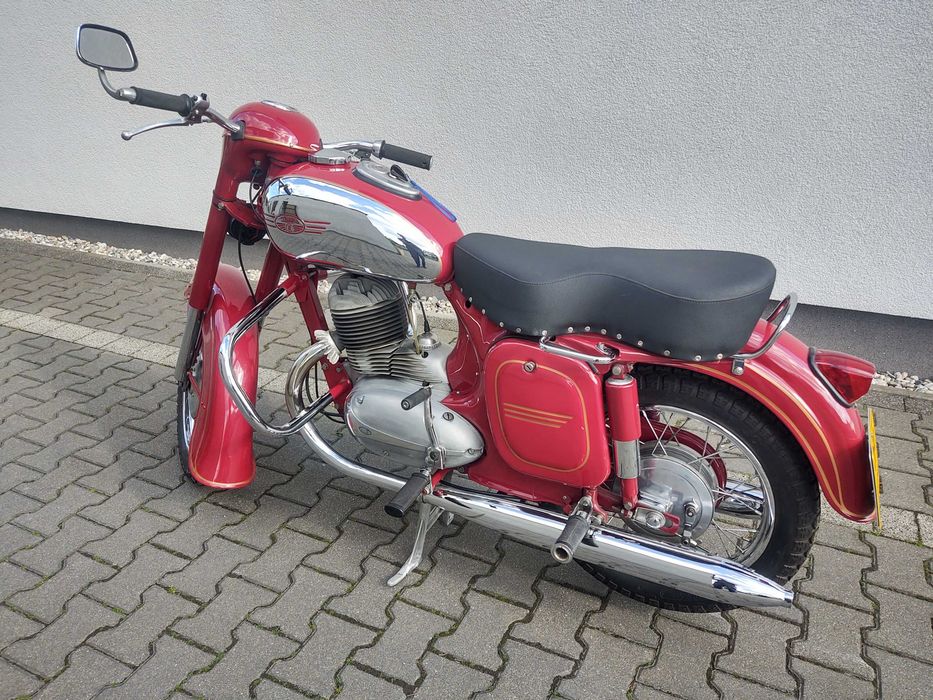 Motocykl.    JAWA 353.  250