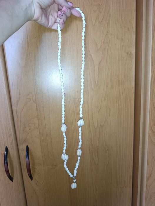 Długi naszyjnik z naturalnych muszelek kauri – styl boho / lato