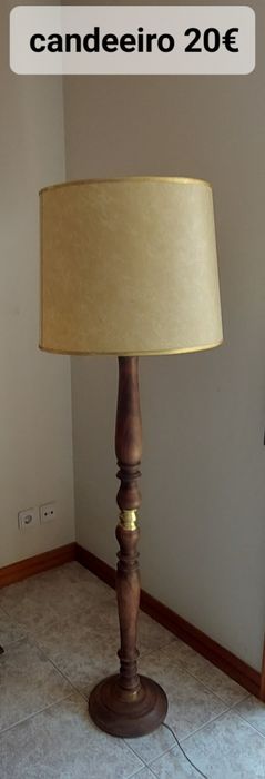 Aparador muito bonito 130€/ Candeeiro 20€/ Sofá 80€/ Espelho 20€/ Móvel 60€/ Mesa de abrir 40€
