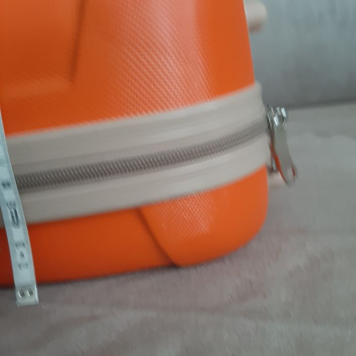 Kuferek podróżny Ochnik kolor pomarańczowy.