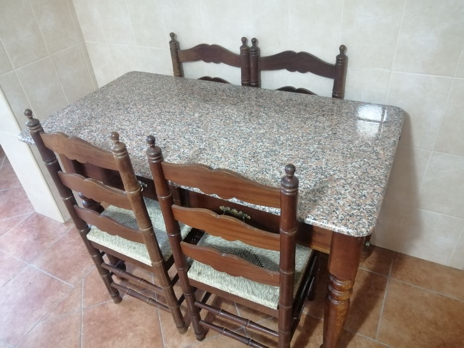 Mesa tampo mármore e 4 cadeiras