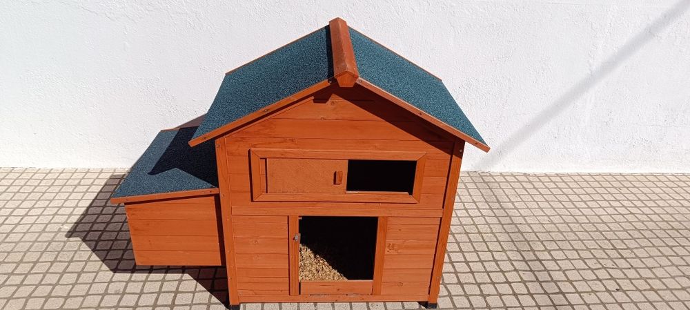 Casa de madeira para galinhas