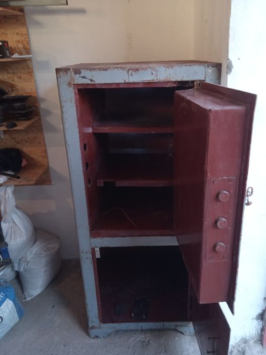 Продам сейф металлический