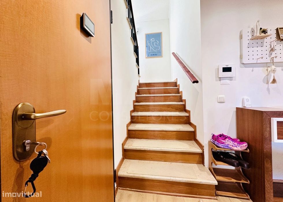 T4 Duplex Renovado com 3 Varandas, Garagem Box e Arrecadação | São ...