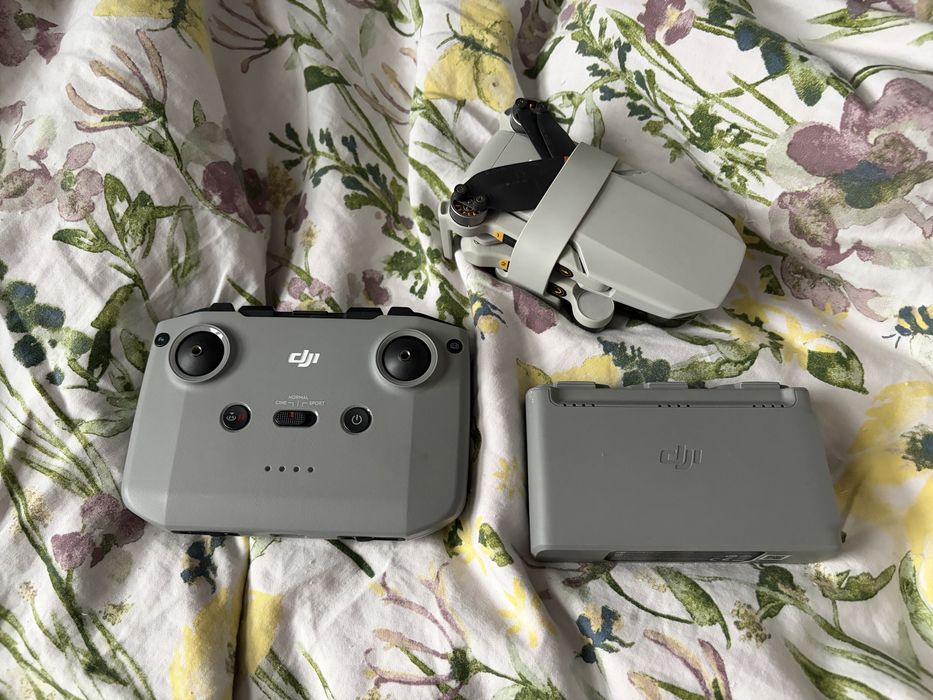 DJI Mini 2 4K – 3 akumulatory, hub, części zapasowe, kontroler i torba
