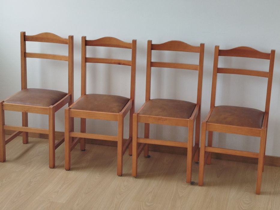4 Cadeiras forradas a pele sintética castanha.