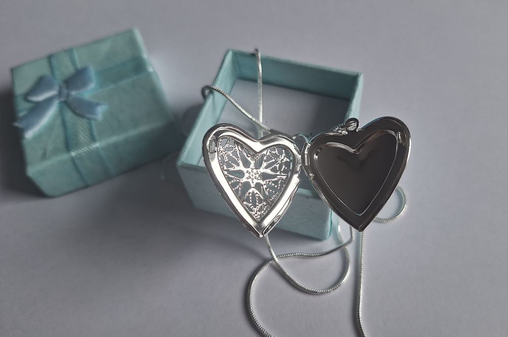 Łańcuszek z wisiorkiem, sekretnik.