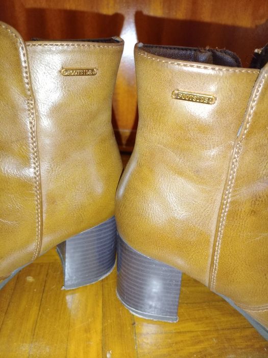 Botas tamanho 37 cor mel