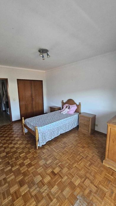 Alugo quartos junto á U. M.