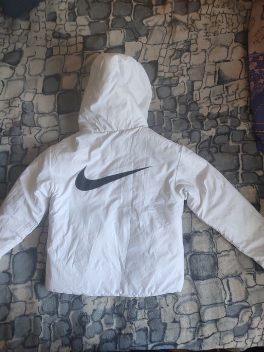 Жіноча  біла куртка Nike