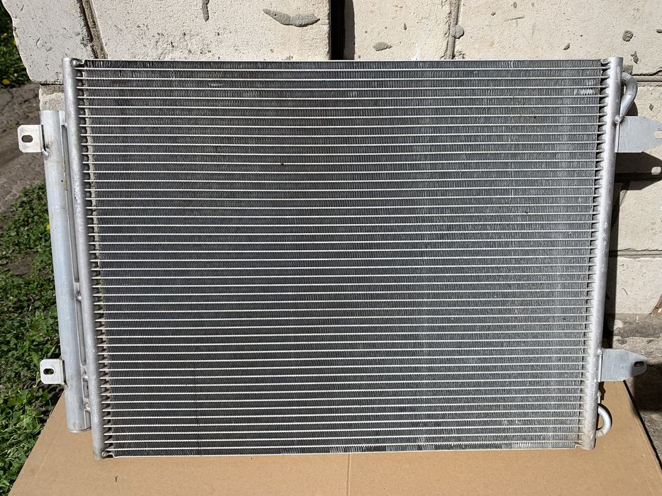 Радиатор кондеционера Пассат VAG 561 820 411C