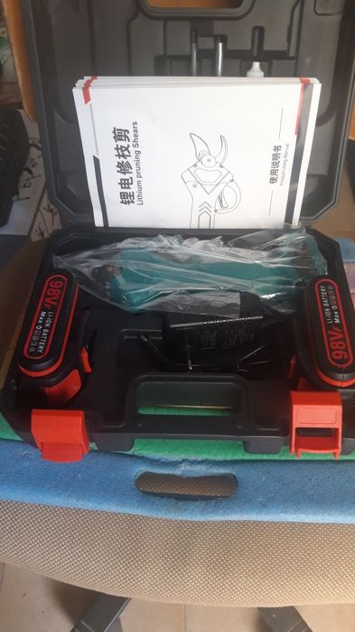 Tesoura de poda a bataria