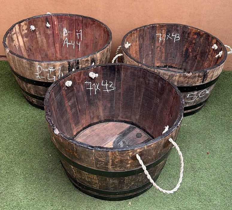 Celhas antigas em madeira, floreiras, vasos, caixas