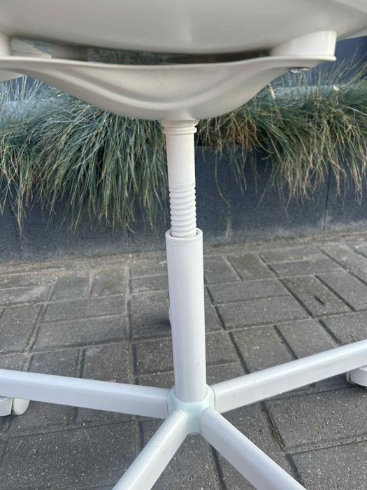 Białe krzesło  obrotowe